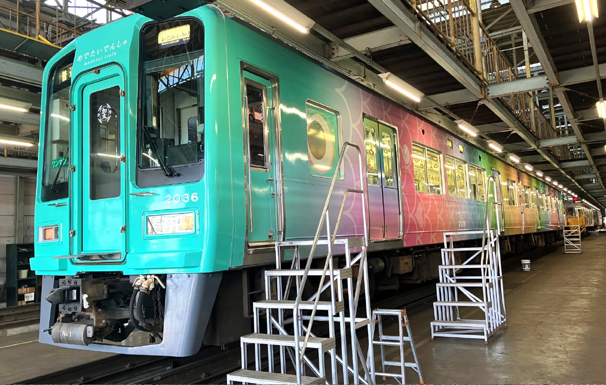車両ラッピング（めでたいでんしゃかなた）のイメージ
